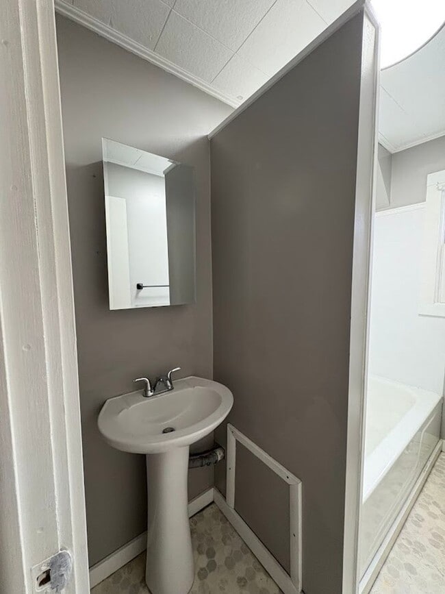 Building Photo - Beautifully finished 3 bedroom home for rent - Akron OH