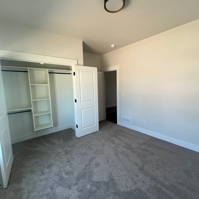 Building Photo - 475 River Bend Ln