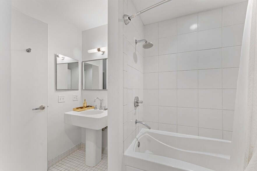 Building Photo - 88 Kingston St