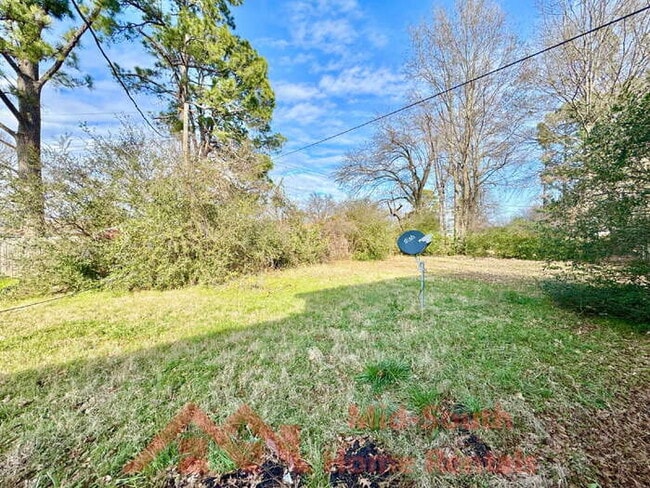 Building Photo - 1742 E Holmes Rd