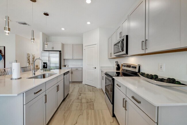 Building Photo - 5795 SE Sky Blue Cir
