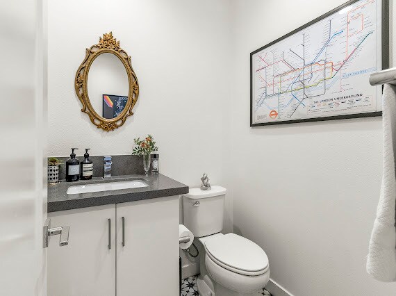Powder room - 3345 Ambassador Dr
