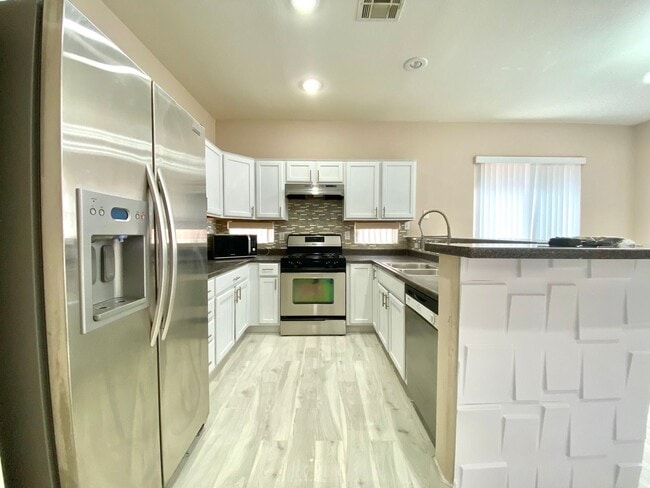 Building Photo - Nice 2-story single-family house with 3 Bedrooms, 2.5 Bathrooms