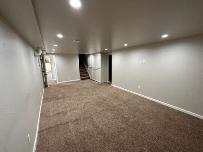 Building Photo - 4BR SFR w/Garage, Updated Kitchen - Deck & Yard in Englewood