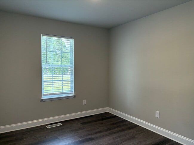 Building Photo - 3 Bedroom, 2 Bathroom Apartment in Winston...