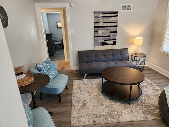Building Photo - Cozy Apartment located near UAMS!