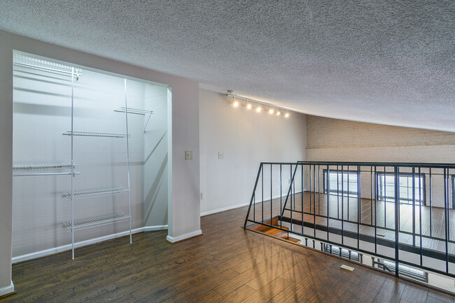 Building Photo - 403 S Roan St