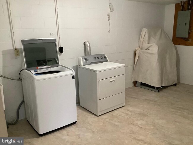 Building Photo - 9300 Southmoor Ct