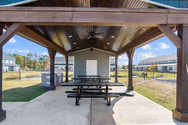 Building Photo - "Spacious 2-Bedroom Retreat with 3 Full Baths in Winterville's Heart!"