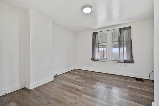 Building Photo - 2241 Hawthorne Ave