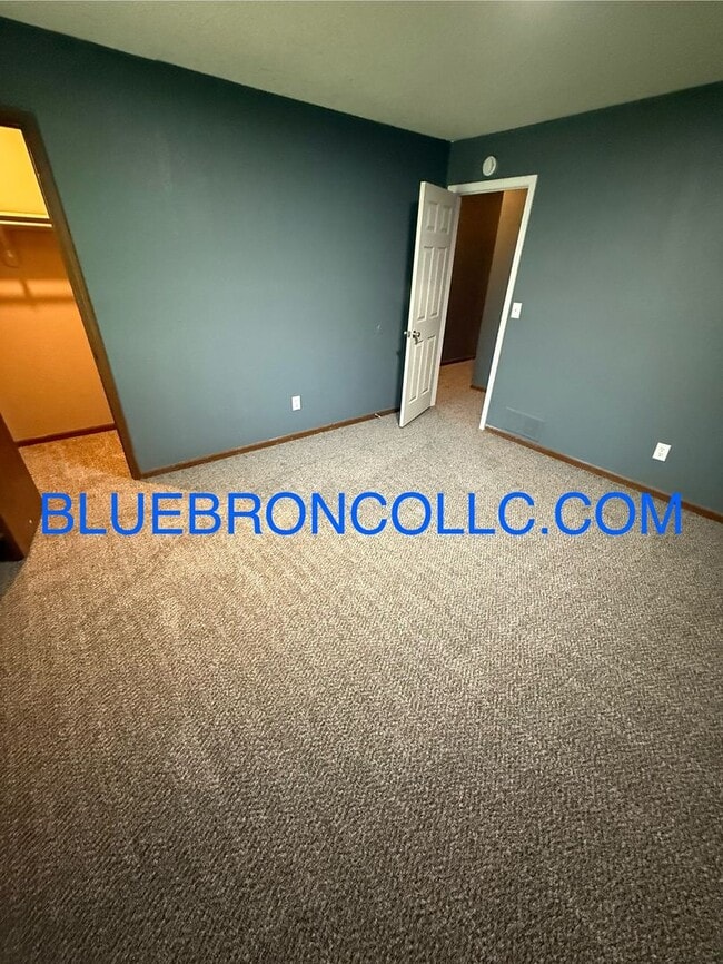 Building Photo - Spacious 3 BR Townhome—New Carpet & Paint—...