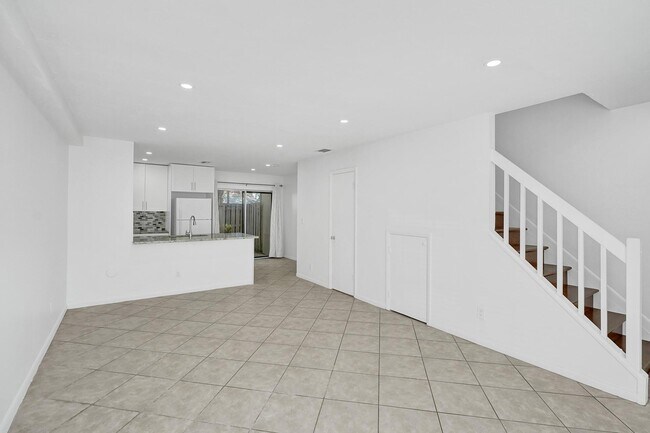 Building Photo - 2884 S Cambridge Ln