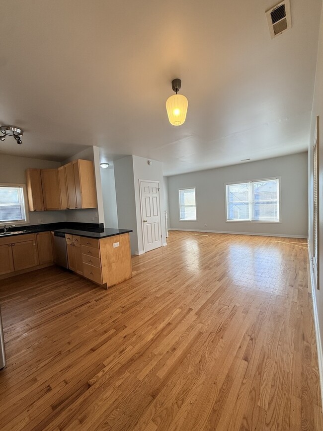 Building Photo - 6823 S Dorchester Ave