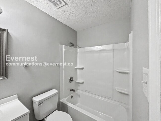 Building Photo - 6260 Somerset Dr