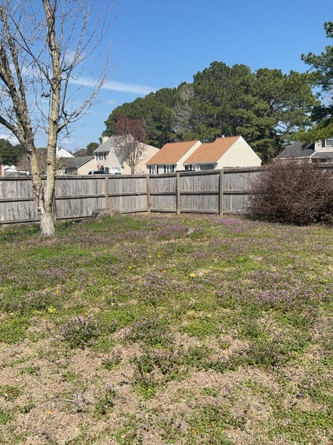 Building Photo - 105 Palamino Ct