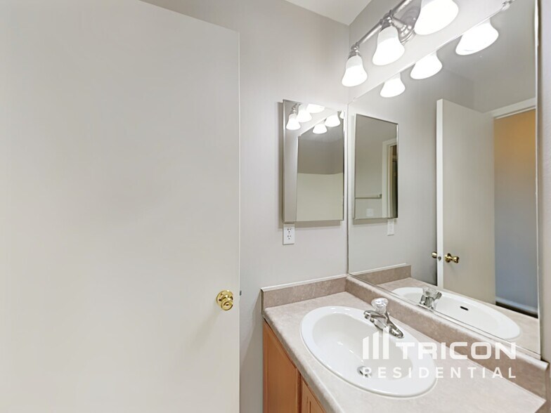 Building Photo - 7711 Mariner Cove Dr