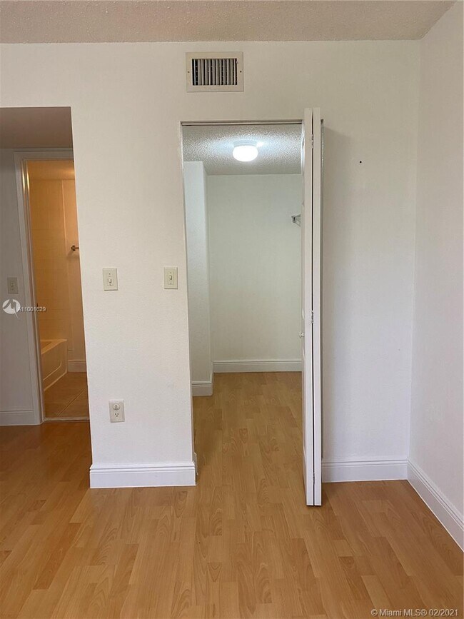 Building Photo - 9979 Nob Hill Ln