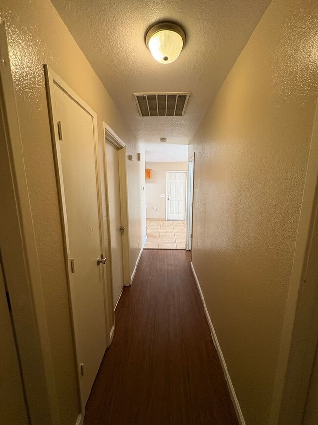 Building Photo - Charming Tulare home available now!