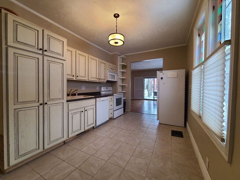 Building Photo - 621 State St