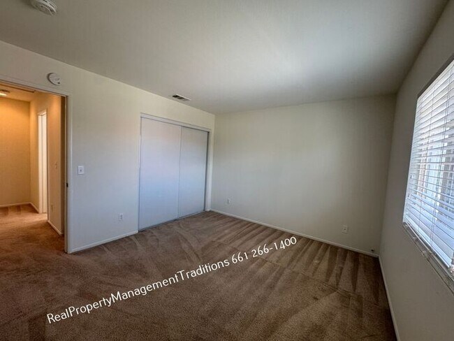 Building Photo - Spaciouse 4 Bed- 3 full Bath + plus Loft Home