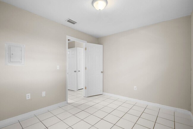 Building Photo - 1706-1708 Cypress Dr