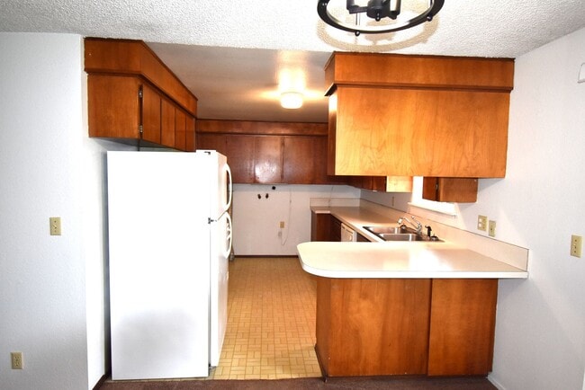 Building Photo - Well kept duplex with garage.