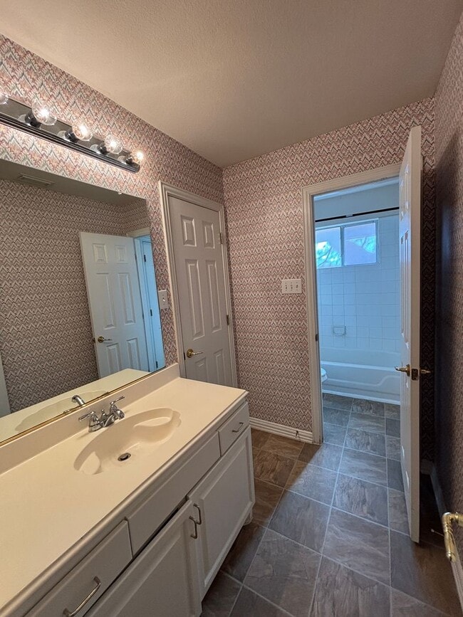 Building Photo - Beautiful 4BR 3.5BA Home w/ 3 Car Garage • Patio & Yard • 3 living areas in Grapevine