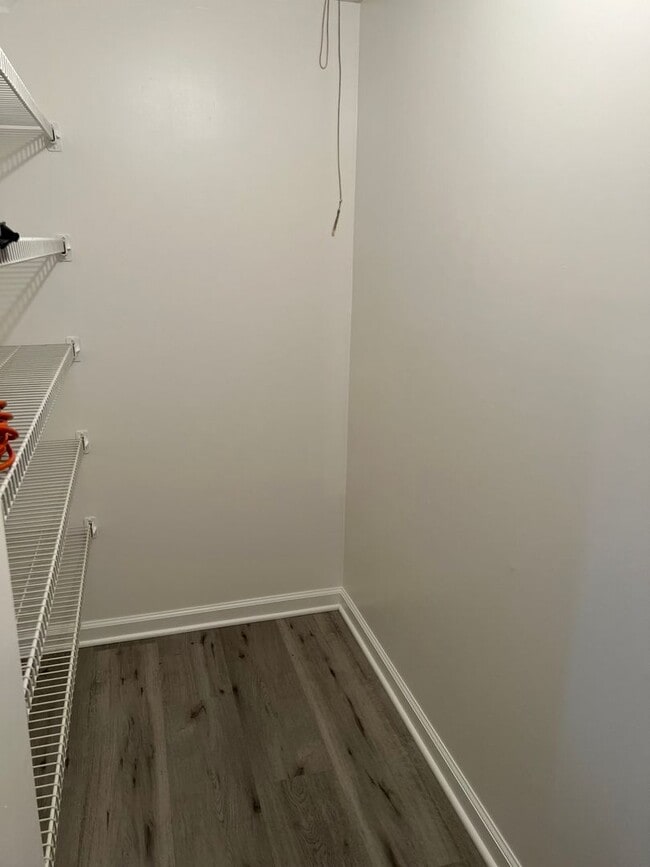 Building Photo - Renovated End-Unit Ready to Move-In