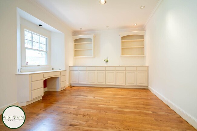 Building Photo - Spectacular Hill Top Home W/ Expansive Vie...