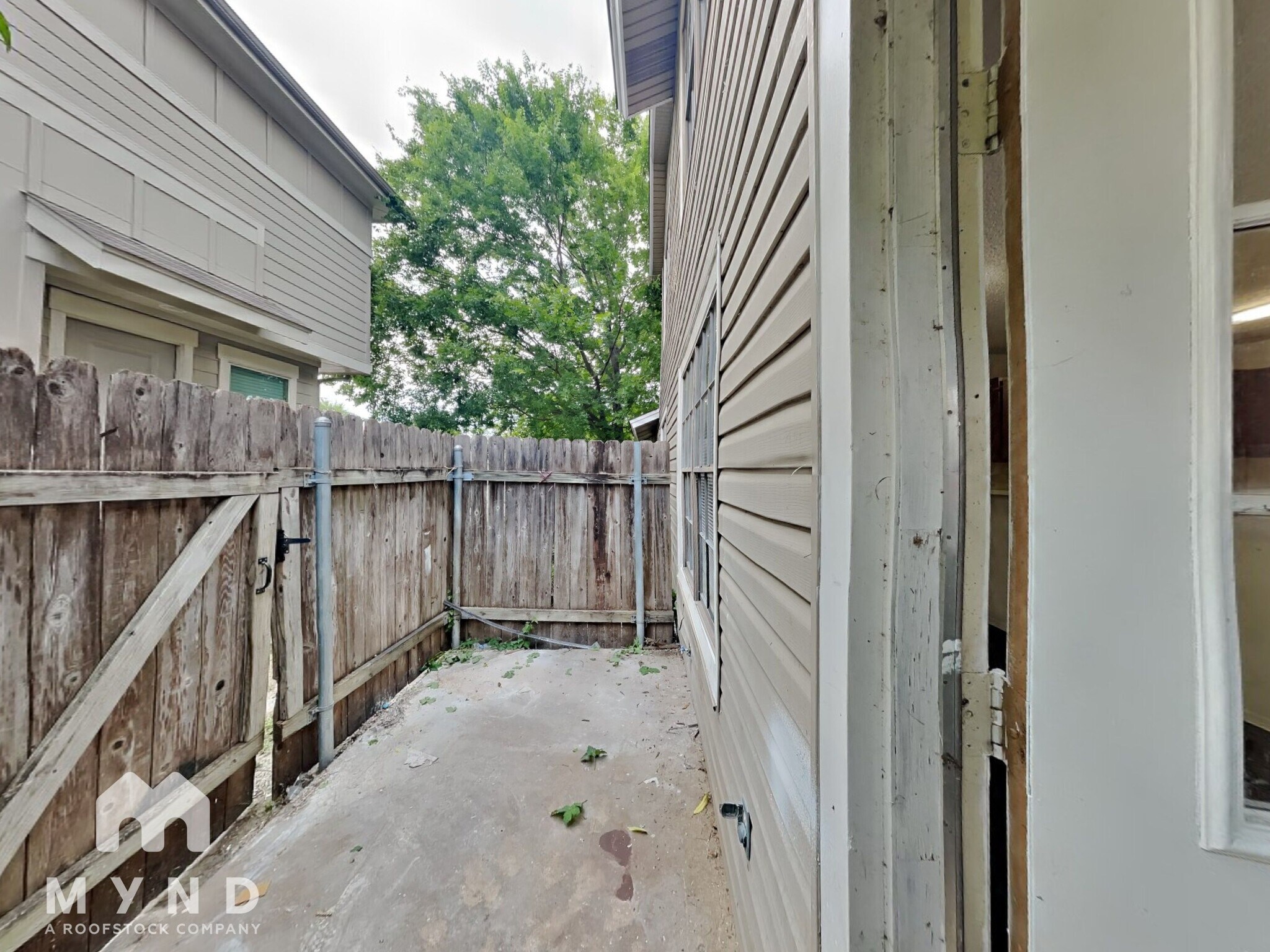 Building Photo - 2214 Creekside Ln