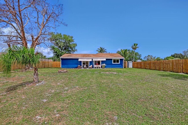 Building Photo - 2055 SE West Dunbrooke Cir