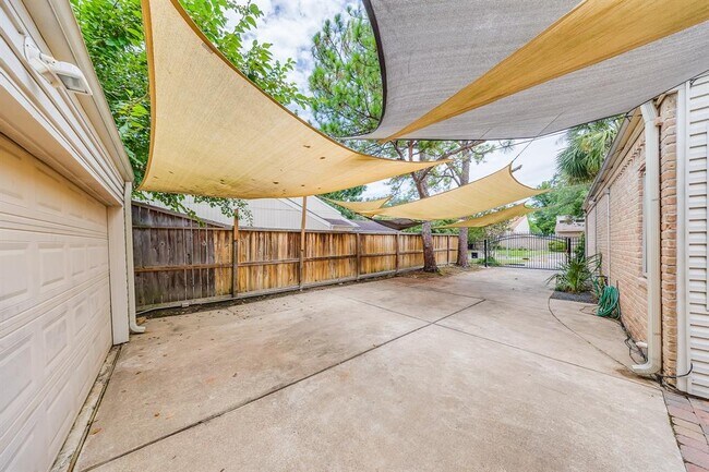 Building Photo - 11503 Lakeside Pl Dr