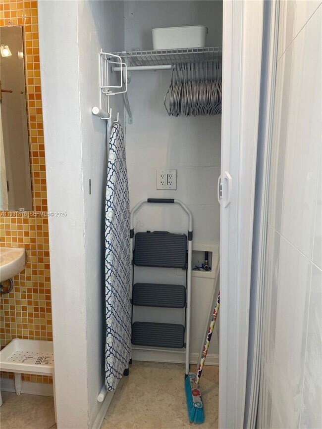 Building Photo - 1365 Marseille Dr