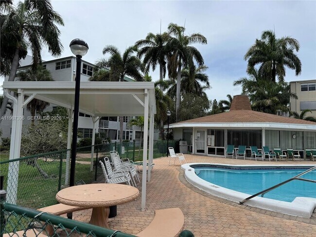 Building Photo - 1333 E Hallandale Beach Blvd