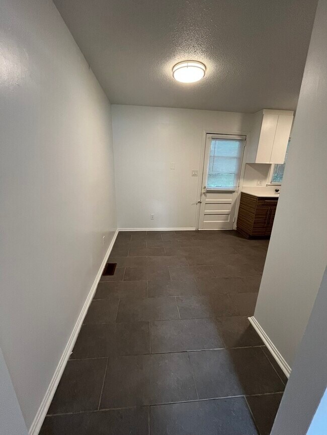 Building Photo - Adorable 2 Bed 1 Bath Available NOW!