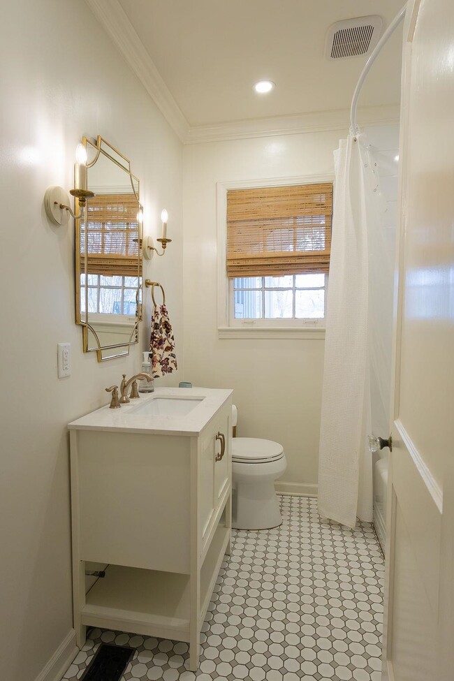 Building Photo - 3719 S Woodland Dr