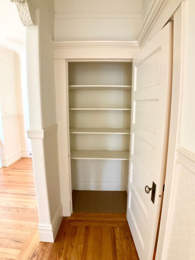 Building Photo - TOP FLOOR 4/2. In-Unit Laundry! Dishwasher...