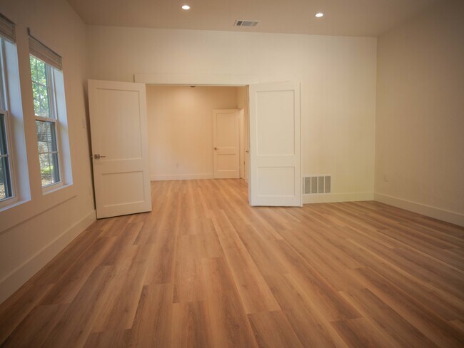 Building Photo - 803 Oakland Ave