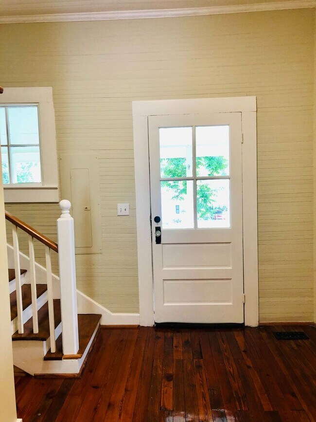 Building Photo - Plum Street-3 bedroom/2 bath home with large rocking chair front porch!