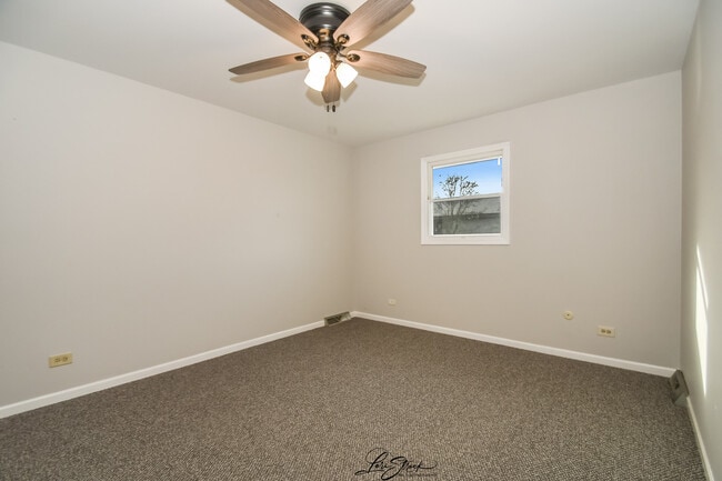 Building Photo - 605 S Raven Rd