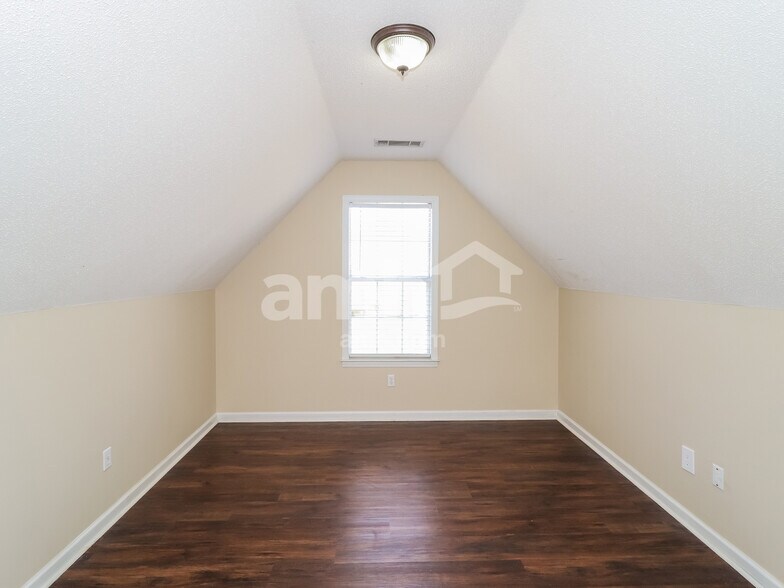 Building Photo - 9997 Woodland Grove Dr