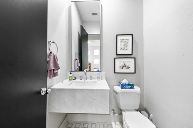 Building Photo - 1807 Dart St