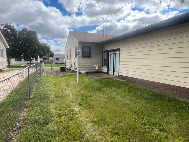 Building Photo - 922 S 26th St