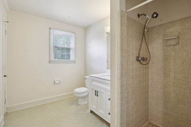 Building Photo - 8024 Regency Dr