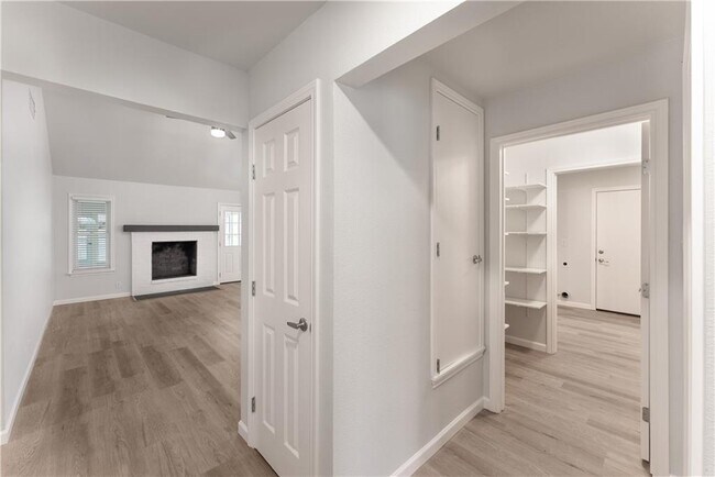Building Photo - 707 Central Dr