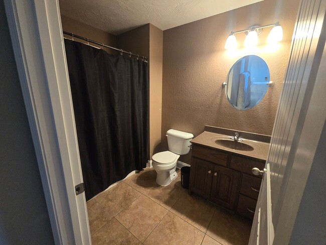 Building Photo - Fenced home close to FLW!