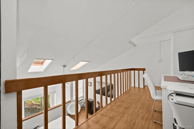 Building Photo - 1465 E Putnam Ave