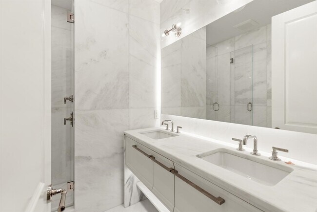 Building Photo - 121 Newbury St