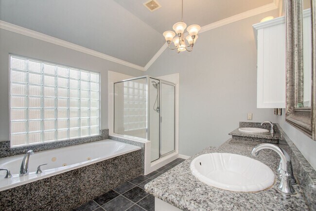 Building Photo - Stunning Three-Bedroom Townhouse Located i...