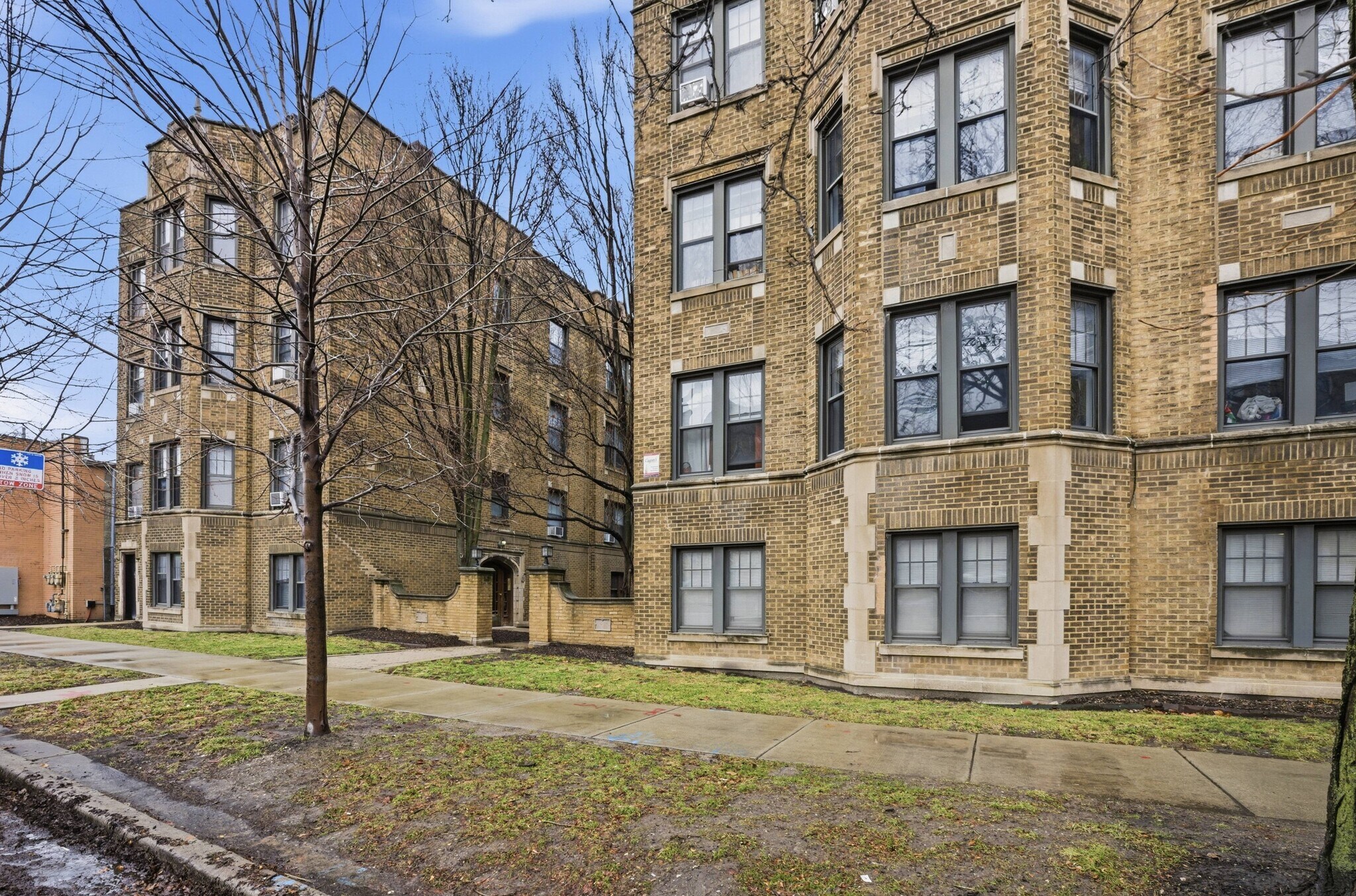 Building Photo - 2336 W Addison St